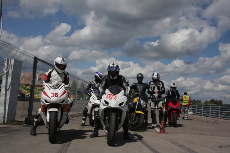 grupa motocyklistów na torze