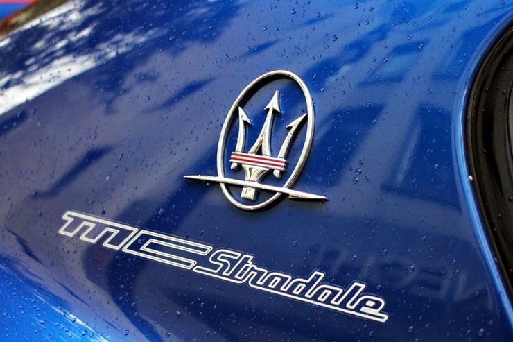 Zbliżenie na znaczek Maserati oraz napis mc stradale