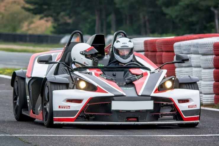 ktm x-bow na torze wyścigowym