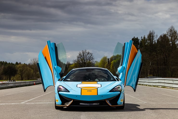 sportowe auto na torze
