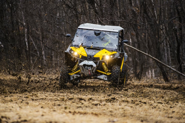 Widok na przód buggy jadącego przez błotnisty las