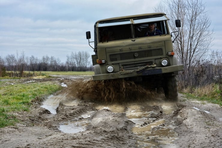 Ciężarówka pokonująca przeszkody