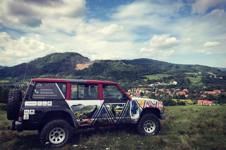 terenowe auto na tle gór