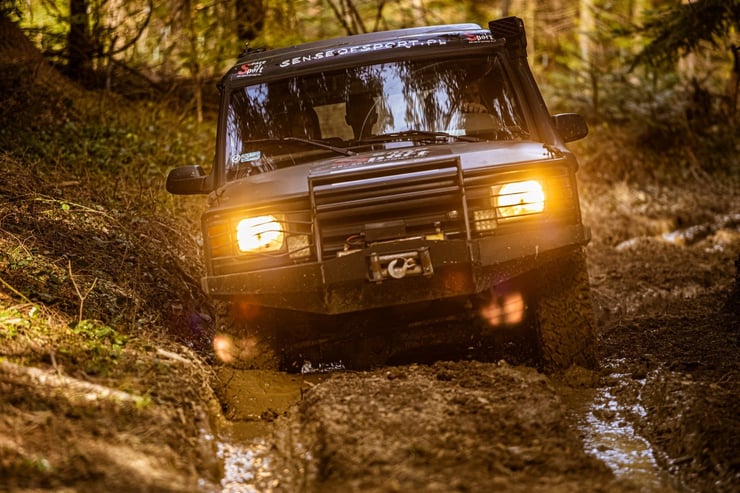 Terenówka pokonuje głębokie błoto