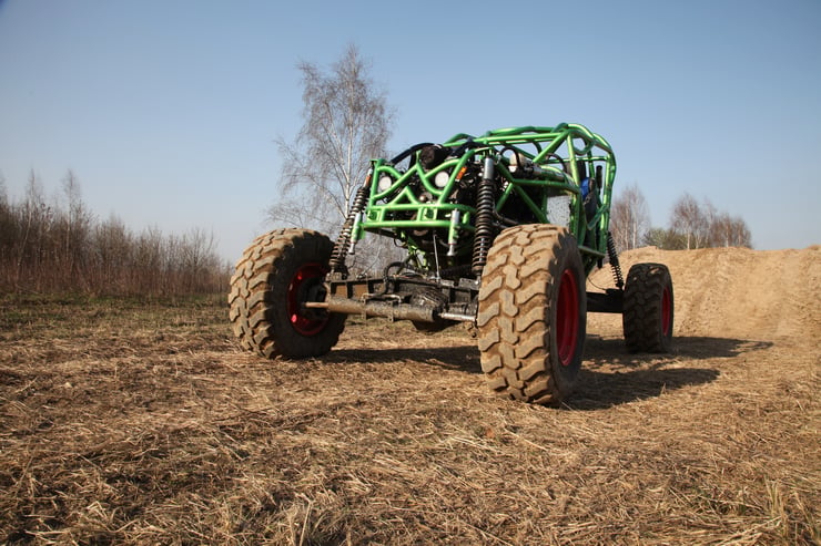 zielone buggy na torze off road