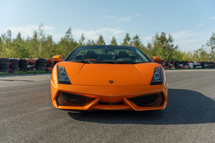 Sportowe auto Lamborghini z przodu
