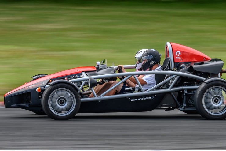 ariel atom podczas jazdy na torze