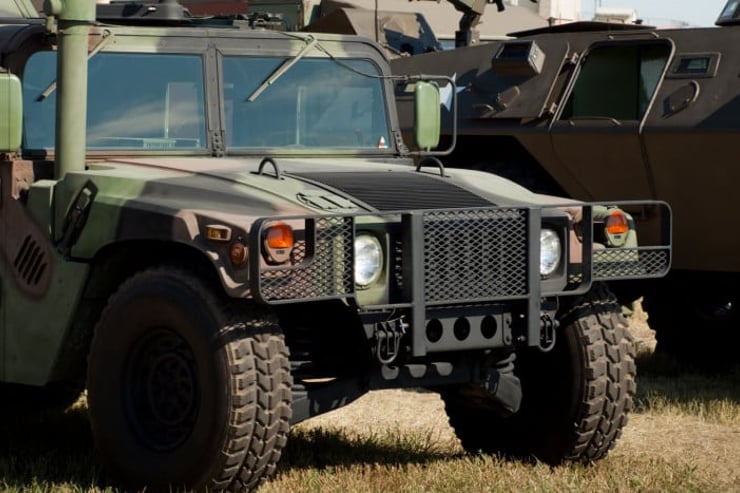 hummer w wojskowych barwach