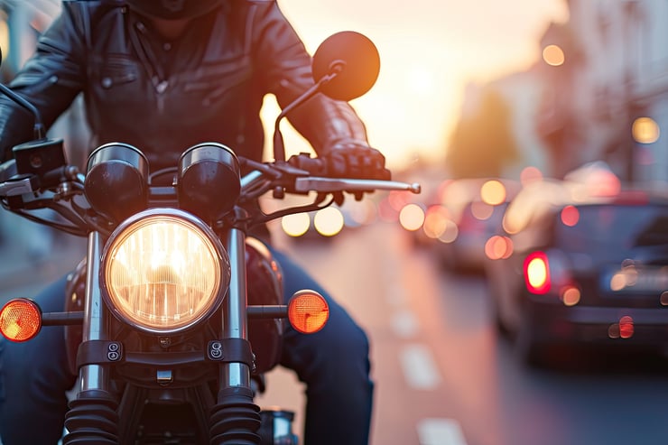motocykl jadący ulicą