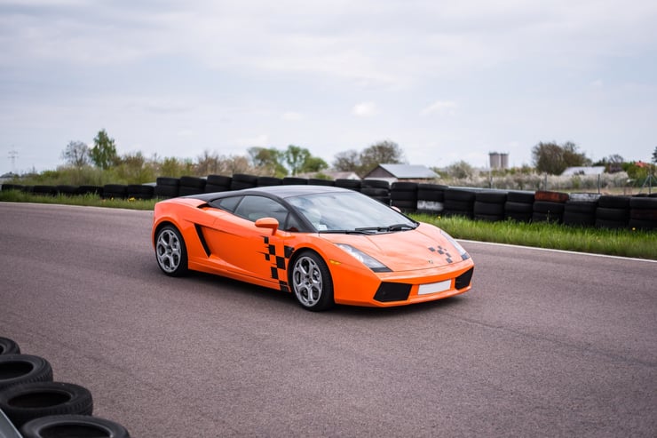 jazda lamborghini na torze wyścigowym