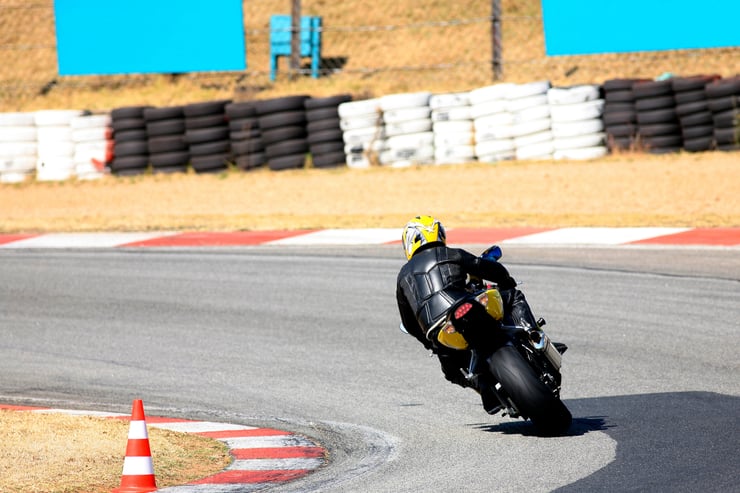 jazda motocyklem na torze