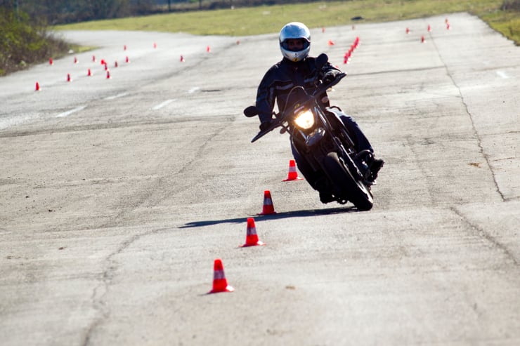 jazda motocyklem między pachołkami