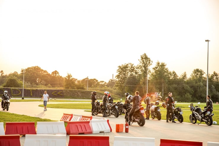 motocykliści na torze