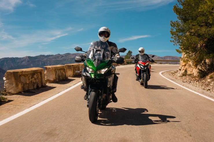 dwóch mężczyzn na motocyklach