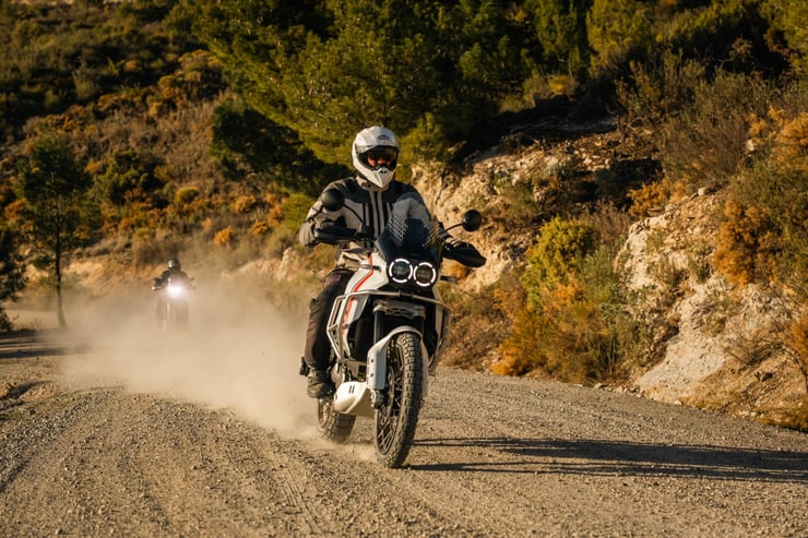 przejażdżka motocyklem po nieutwardzonej drodze