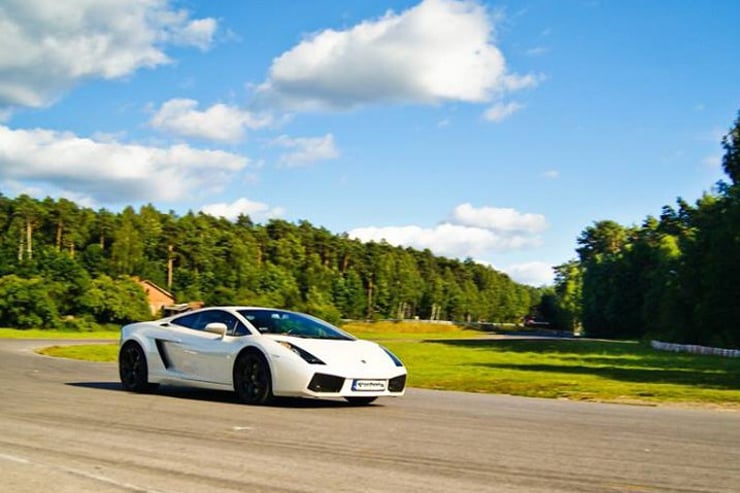 KTM X-BOW na torze, zdjęcie z tyłu