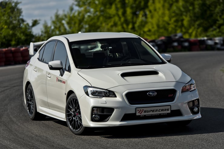 białe subaru impreza na torze