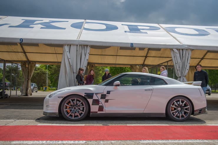 Ujęcie na bok Nissana GT-R