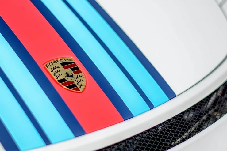 Zbliżenie na logo marki Porsche