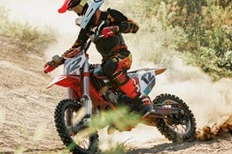 dziecko jeździ na torze motocrossem