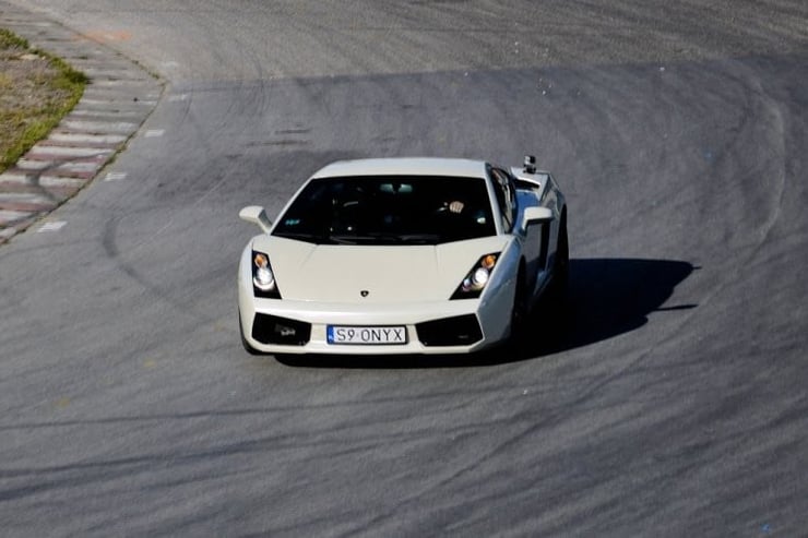 Ujęcie od góry na jadące Lamborghini Gallardo