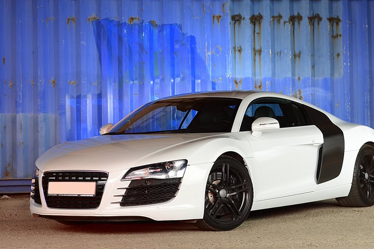 Eleganckie Audi R8 z ledowymi reflektorami