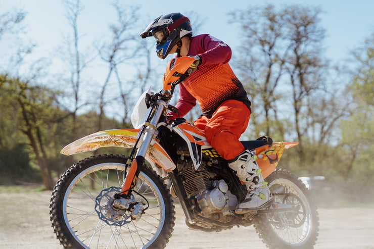 mężczyzna na motocyklu