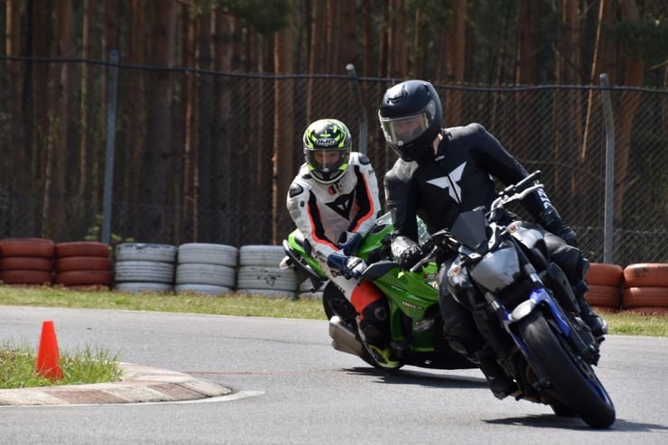 Dwoje motocyklistów na torze