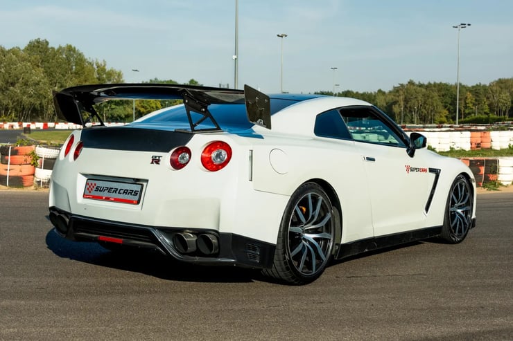 Biały Nissan GT-R ze spojlerem.