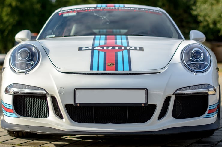 Sportowa sylwetka Porsche 911 mknącego po torze