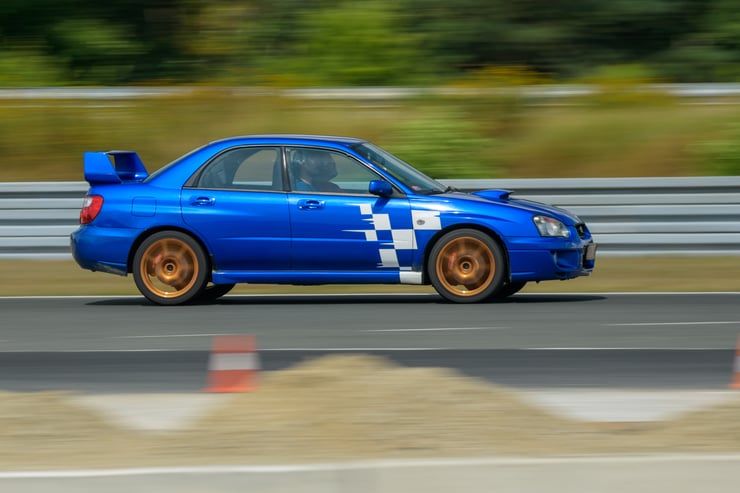 pędzące niebieskie subaru