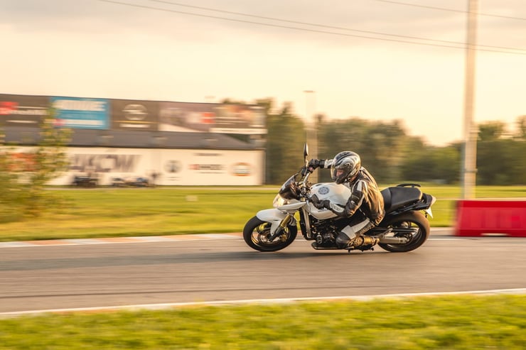 jazda motocyklem na torze