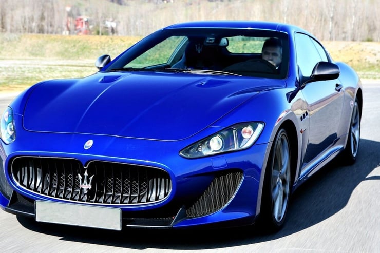 niebieskie maserati granturismo podczas jazdy
