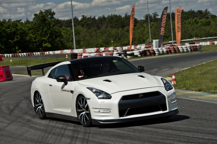 Wyścigowy biały GT-R na torze.