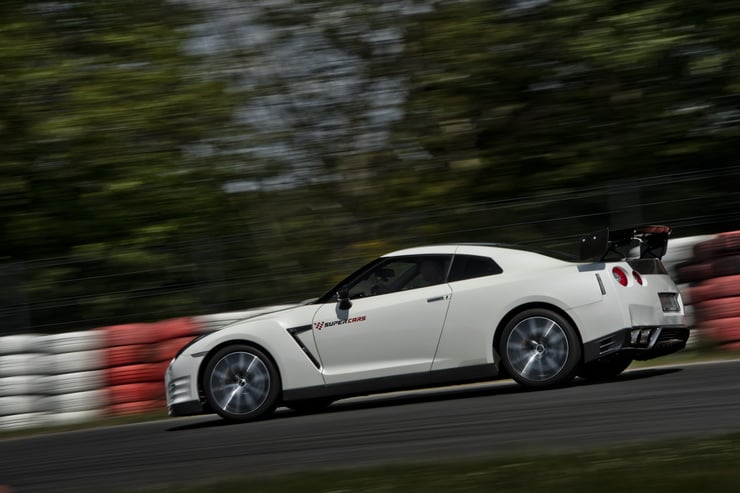 Nissan GT-R w bieli w pędzie.