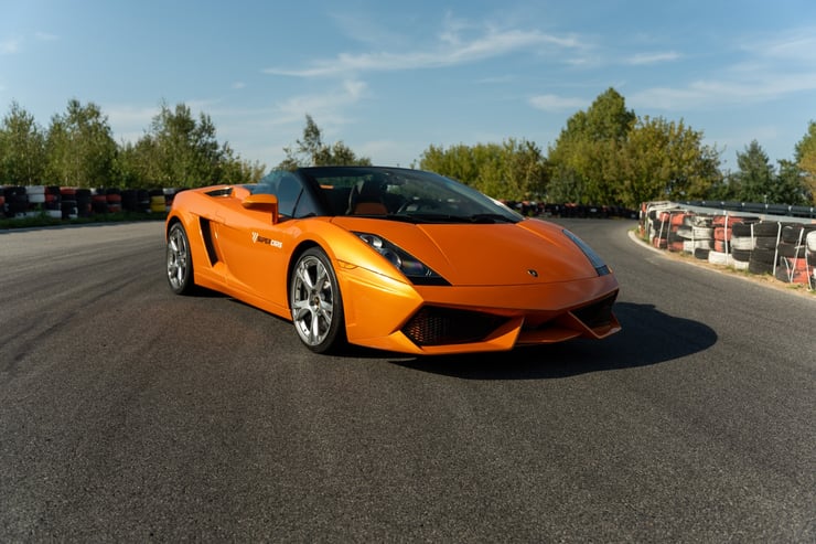 Dynamiczne Lamborghini Gallardo na torze asfaltowym