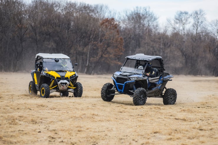 Widok na dwa buggy jeżdżące po łące