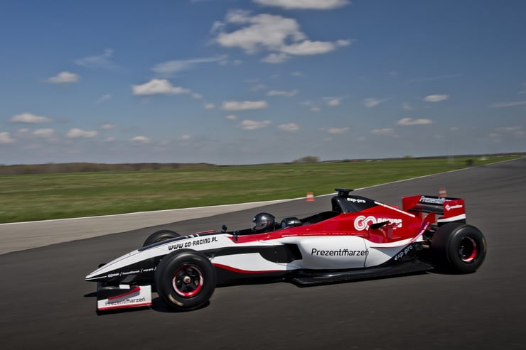 czerwono biały bolid F1