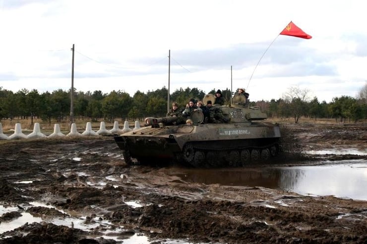 Grupa osób podczas militarnej przejażdżki