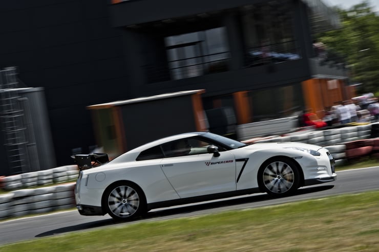 Biały Nissan GT-R z logo Super Cars.