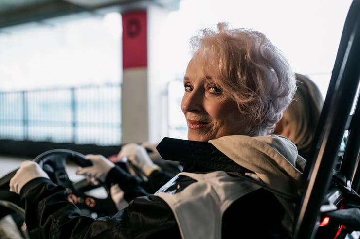 kobieta trzymająca kobietę gokartu