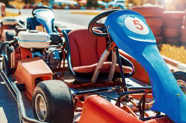 niebiesko-pomarańczowe gokarty