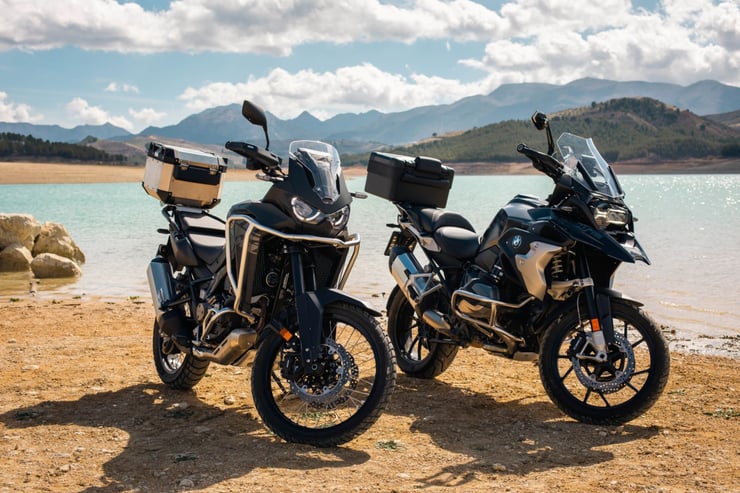 dwa motocykle stojące na plaży