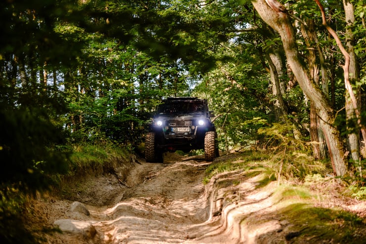 przejażdżka off road w lesie
