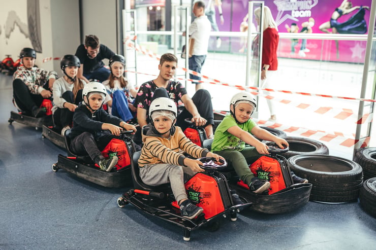 dzieci w gokartach