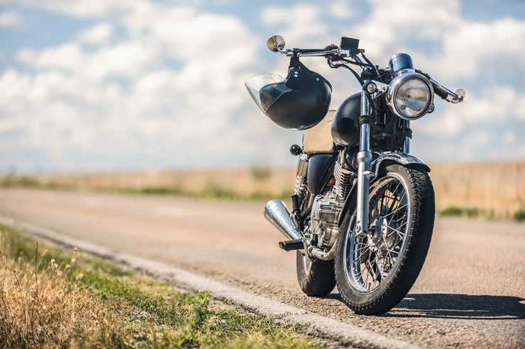 motocykl stojący na drodze