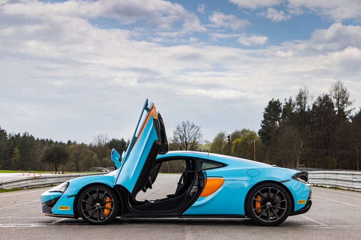 auto z drzwiami otwieranymi do góry