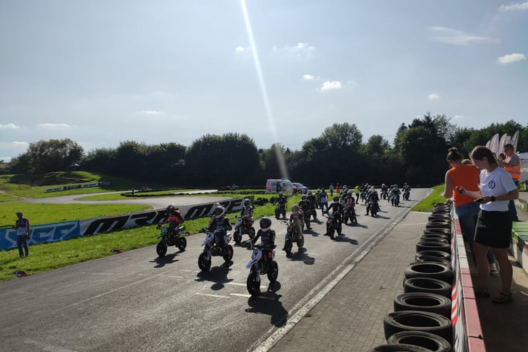 motocykliści na torze