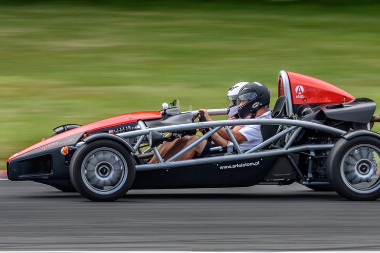 ariel atom podczas jazdy na torze