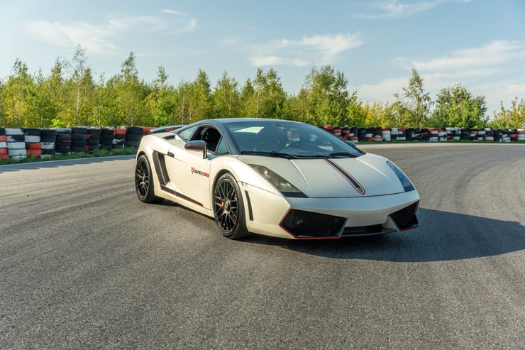 Supercar Lamborghini Gallardo w dynamicznej scenerii wyścigowej